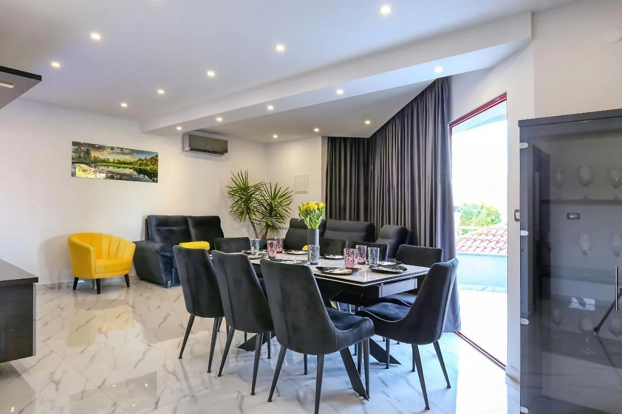 Luxury Holiday House 扎达尔